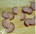 风琴土豆,将切成片的红肠再中间对切两半;