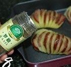 风琴土豆,撒上少许罗勒碎;