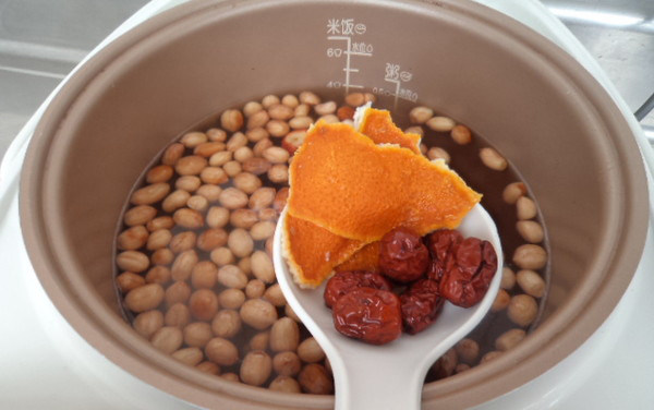 煮果仁儿,再开锅,将陈皮、红枣再次清洗后入电饭煲同煮