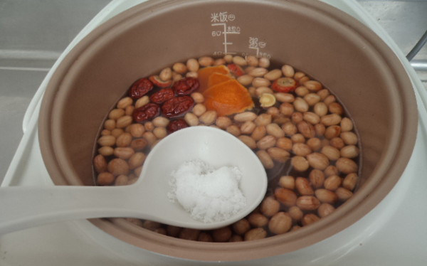 煮果仁儿,再开锅,加白糖搅拌均匀继续煲煮