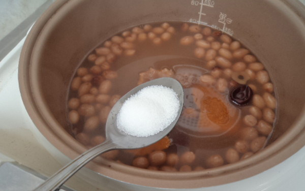 煮果仁儿,煮至花生米8、9粉熟,加盐搅拌均匀继续煮