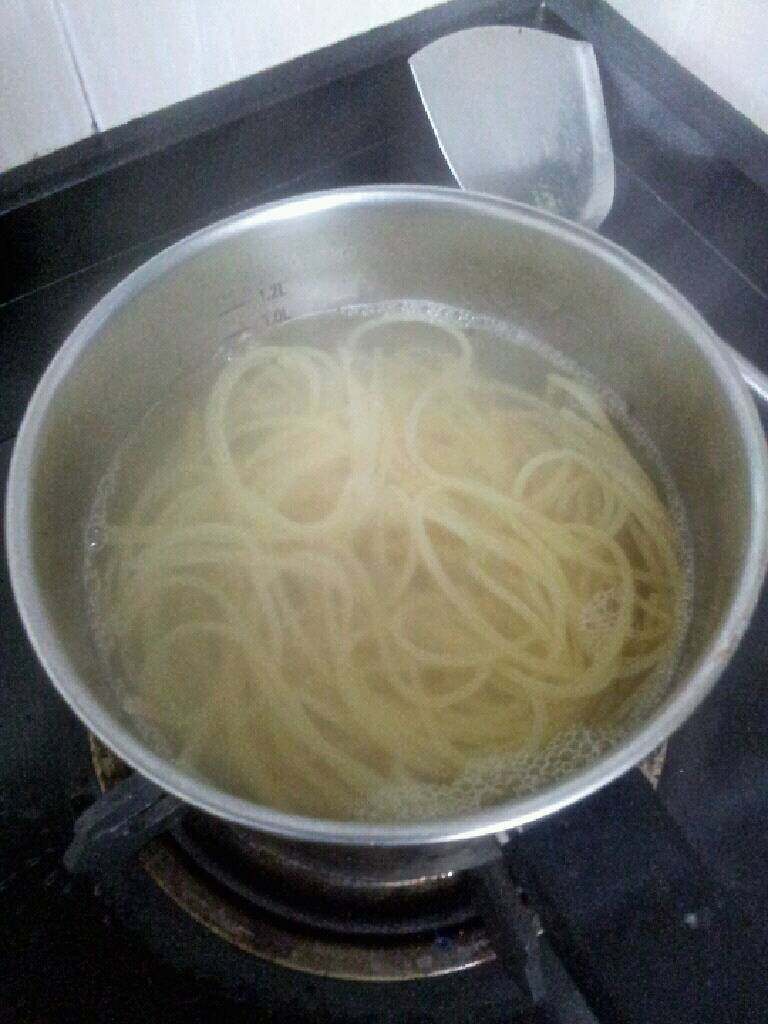 槛榄菜拌培根意面,<a style='color:red;display:inline-block;' href='/shicai/ 5030'>意面</a>下水烫至熟