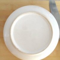 芒果千层蛋糕,煎好的面皮可以找个大小差不多的盘子扣上,裁掉多余的边。然后放进冰箱冷藏半个小时。冷藏面皮的时间可以把芒果切块。打发奶油。400克的奶油加入45克糖打发。