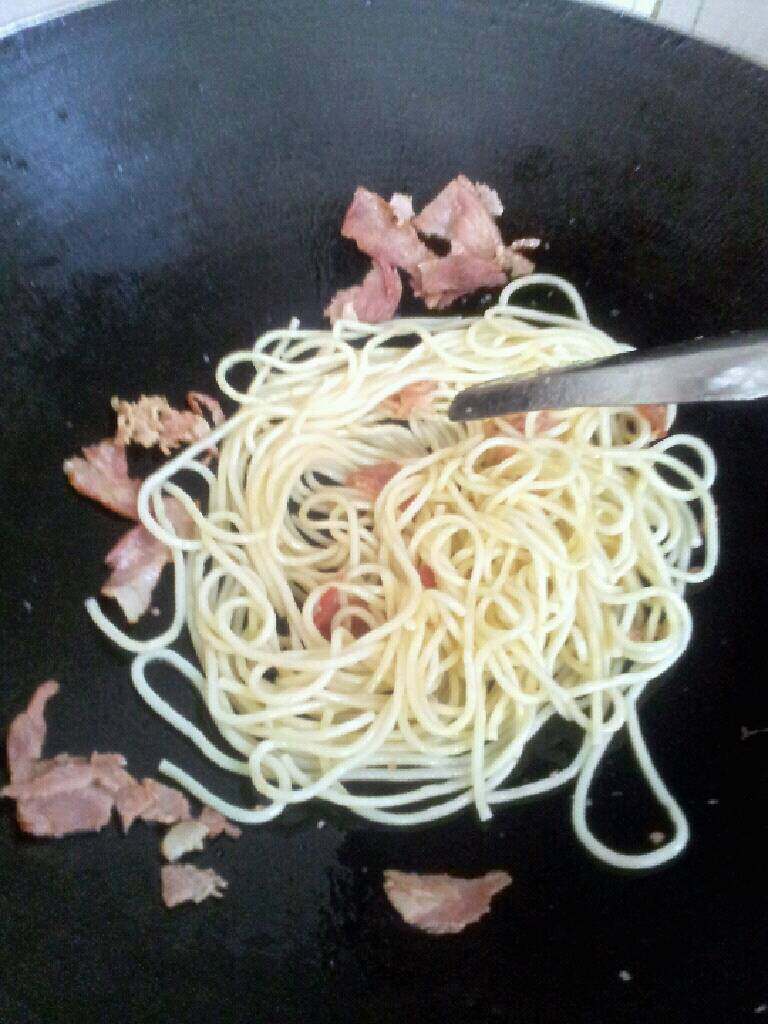 槛榄菜拌培根意面,<a style='color:red;display:inline-block;' href='/shicai/ 443'>培根</a>下油炒一下，放下意面，拌一下