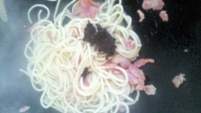 槛榄菜拌培根意面,加入槛榄菜用筷子拌匀，加点盐调味，即可