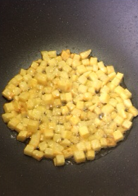 腊肠土豆焖饭,锅内加平时炒菜的油量,油热后下土豆丁煎至表皮金黄