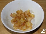 咖喱虾仁通心面,加入<a style='color:red;display:inline-block;' href='/shicai/ 718'>料酒</a>和咖哩粉拌匀,腌制10分钟;