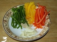 咖喱虾仁通心面,<a style='color:red;display:inline-block;' href='/shicai/ 3554'>彩椒</a>切成丝,蒜切成片;