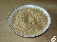 咖喱虾仁通心面,将通心面捞出,加入少许<a style='color:red;display:inline-block;' href='/shicai/ 847'>香油</a>,拌匀;