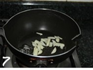 咖喱虾仁通心面,锅里少许油,加入蒜片炒香;