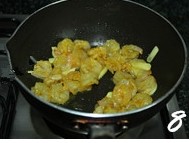 咖喱虾仁通心面,倒入虾仁,翻炒至变色;
