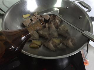 茶树菇土豆排骨煲,放入锅中炒干水分，再放入料酒