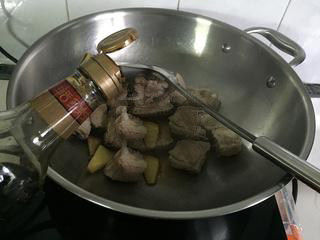 茶树菇土豆排骨煲,放<a style='color:red;display:inline-block;' href='/shicai/ 762'>老抽</a>、<a style='color:red;display:inline-block;' href='/shicai/ 788'>生抽</a>