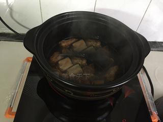 茶树菇土豆排骨煲,放入砂锅中，放开水大火煮开后改小火