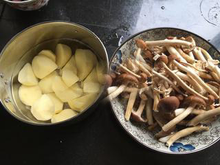 茶树菇土豆排骨煲,<a style='color:red;display:inline-block;' href='/shicai/ 23'>土豆</a>去皮切块浸泡水中，茶树菇洗净切段