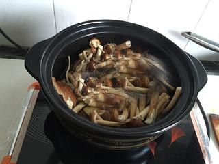 茶树菇土豆排骨煲,放入茶树菇