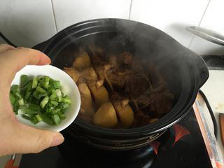 茶树菇土豆排骨煲,等土豆软绵后大火收汁撒上葱花即可