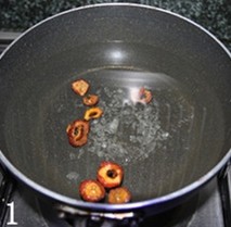 润肺秋梨汁 ,煮锅加入清水，放入清洗干净的<a style='color:red;display:inline-block;' href='/shicai/ 6879'>山楂片</a>、<a style='color:red;display:inline-block;' href='/shicai/ 866'>冰糖</a>，大火烧沸，改中小火煮出山楂干的香味；