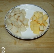 润肺秋梨汁 ,煮山楂的时候，把<a style='color:red;display:inline-block;' href='/shicai/ 591'>苹果</a>和雪<a style='color:red;display:inline-block;' href='/shicai/ 594'>梨</a>切成块状；