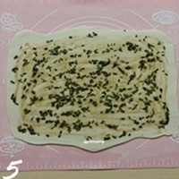 葱香手撕饼,在面片上均匀涂上葱花;