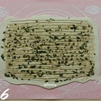 葱香手撕饼,用刀在面饼上切间隔0.5厘米宽的细条,注意两端不能切断;