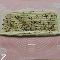 葱香手撕饼,将一端开始卷起成长条形;