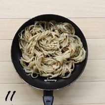 葱香手撕饼,将饼放入平底锅用中小火煎,煎好一面,再翻过来煎,煎至两面金黄,用筷子将饼挑松;