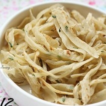 葱香手撕饼,盛入碗中,即可开吃啦。