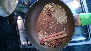 越南米粉,不加油,在平底锅里加入调料,翻炒三分钟直到香味飘出。