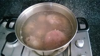 越南米粉,烧开水,骨头放入滚水中煮至变色,捞出用清水洗去血沫。