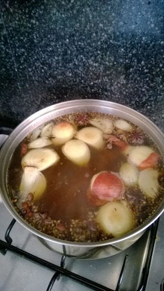 越南米粉,加入调料和之前烤好的生姜和洋葱,小火炖4-6小时,中间一半时间左右加入两汤匙鱼露和米粉。