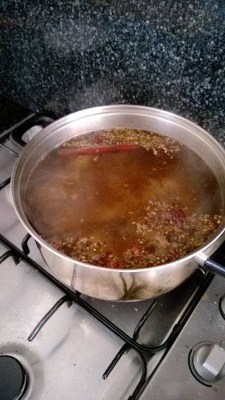 越南米粉,六个小时后,捞出里面的调料和肉。