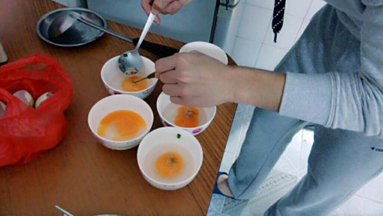 酿春,小心翼翼的将肉酿入鸭蛋内