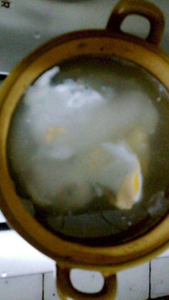 酿春,准备一锅开水，加入醋，将酿好的鸭蛋养入水中，开微火15分钟