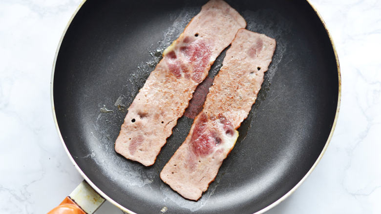 培根鸡蛋杯,加热平底锅，无需倒油，放入<a style='color:red;display:inline-block;' href='/shicai/ 443'>培根</a>煎至微焦，备用