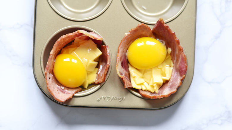 培根鸡蛋杯,在表面各打入一个<a style='color:red;display:inline-block;' href='/shicai/ 9'>鸡蛋</a>，无需搅散蛋液，让它整个更美观
