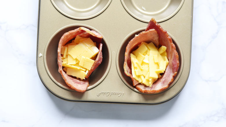 培根鸡蛋杯,烤箱预热170度，中层上下火烘烤8-10分钟左右，取出调入适量黑胡椒，趁热食用