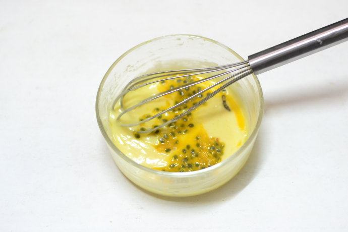 百香果玛德琳,百香果果肉连果籽一并加入到面糊中,稍微拌一下,不喜欢果籽的就过滤掉