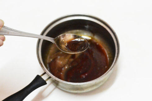 热烤无花果佐燕麦酸奶红酒糖蜜,制作红酒糖蜜：将红酒糖蜜中的材料倒入小锅中，小火加热，慢慢熬煮，用勺子不断搅拌使材料充分融合，待煮到有一定的粘稠度时关火，糖蜜挂在勺背上划过能留下划痕即可
