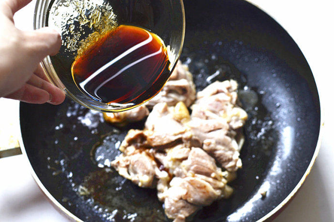 蜜烧鸡腿全麦三明治,再次将鸡腿肉带皮一面朝向锅底，倒入料汁