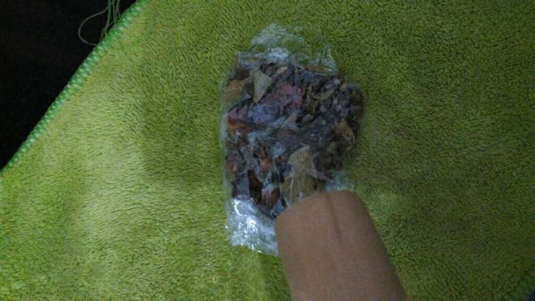 ≈自制咸鸭腿≈,把香料用保鲜袋包着,用擀面杖敲碎