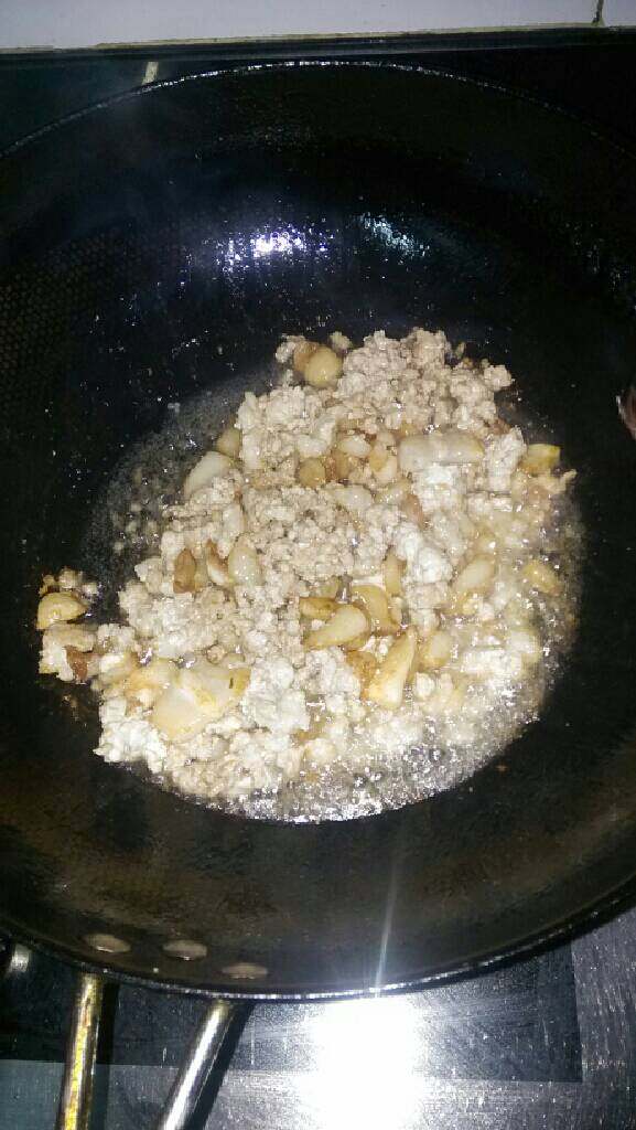 麦芥仔,锅烧热先将肥肉把油煎出再放入瘦肉炒一下