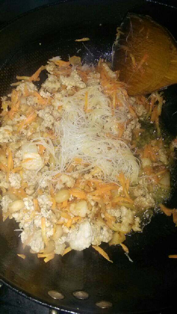 麦芥仔,将先准备好的所有材料倒入锅中炒熟