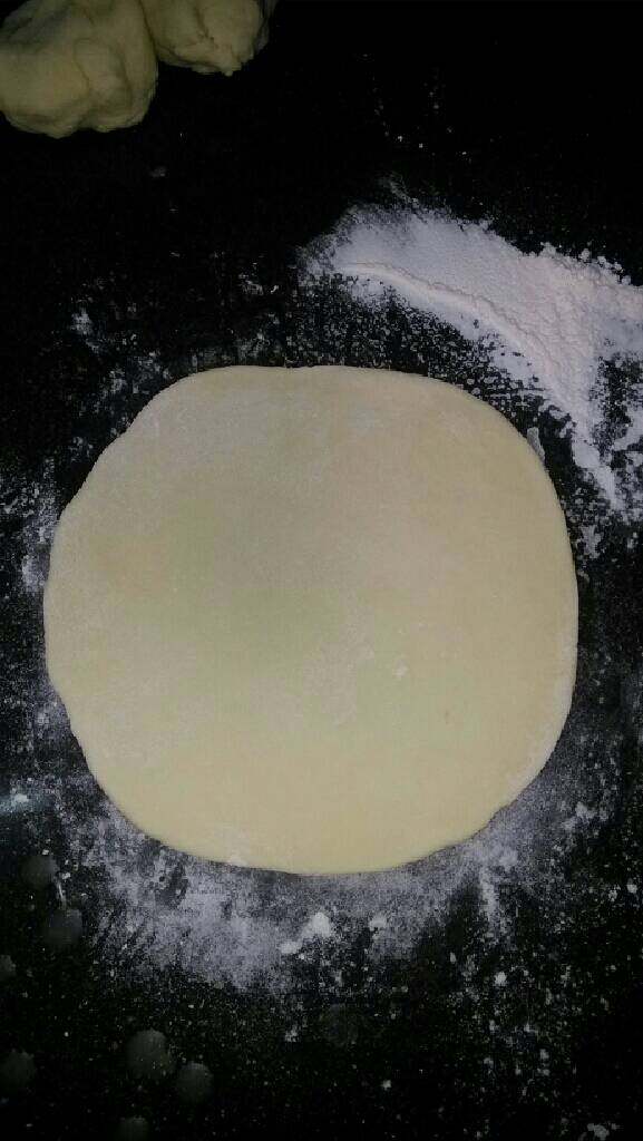 麦芥仔,将分好的小剂擀成薄皮