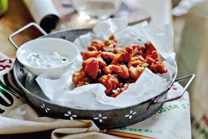 炸鸡块配酸奶酱