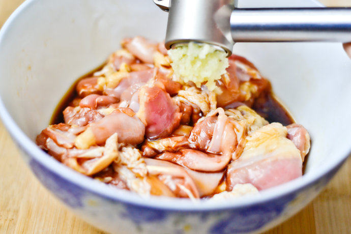 炸鸡块配酸奶酱,将<a style='color:red;display:inline-block;' href='/shicai/ 9601'>鸡腿肉</a>洗净，擦干水分，切成均匀大小的块状