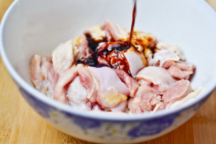 炸鸡块配酸奶酱,加入酱油和盐，稍微拌匀