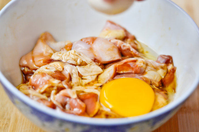 炸鸡块配酸奶酱,打入一个<a style='color:red;display:inline-block;' href='/shicai/ 9'>鸡蛋</a>，充分拌匀，让鸡块全部裹上一层蛋液