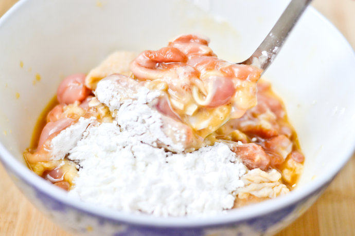 炸鸡块配酸奶酱,加入<a style='color:red;display:inline-block;' href='/shicai/ 512'>玉米淀粉</a>和<a style='color:red;display:inline-block;' href='/shicai/ 549'>中筋面粉</a>，同样充分拌匀