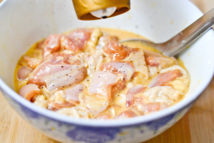 炸鸡块配酸奶酱,加入适量现磨<a style='color:red;display:inline-block;' href='/shicai/ 134333'>黑胡椒</a>